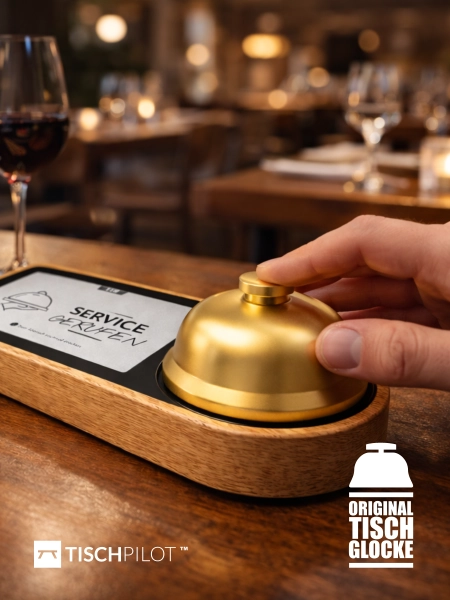 Tischglocke auf gedecktem Tisch